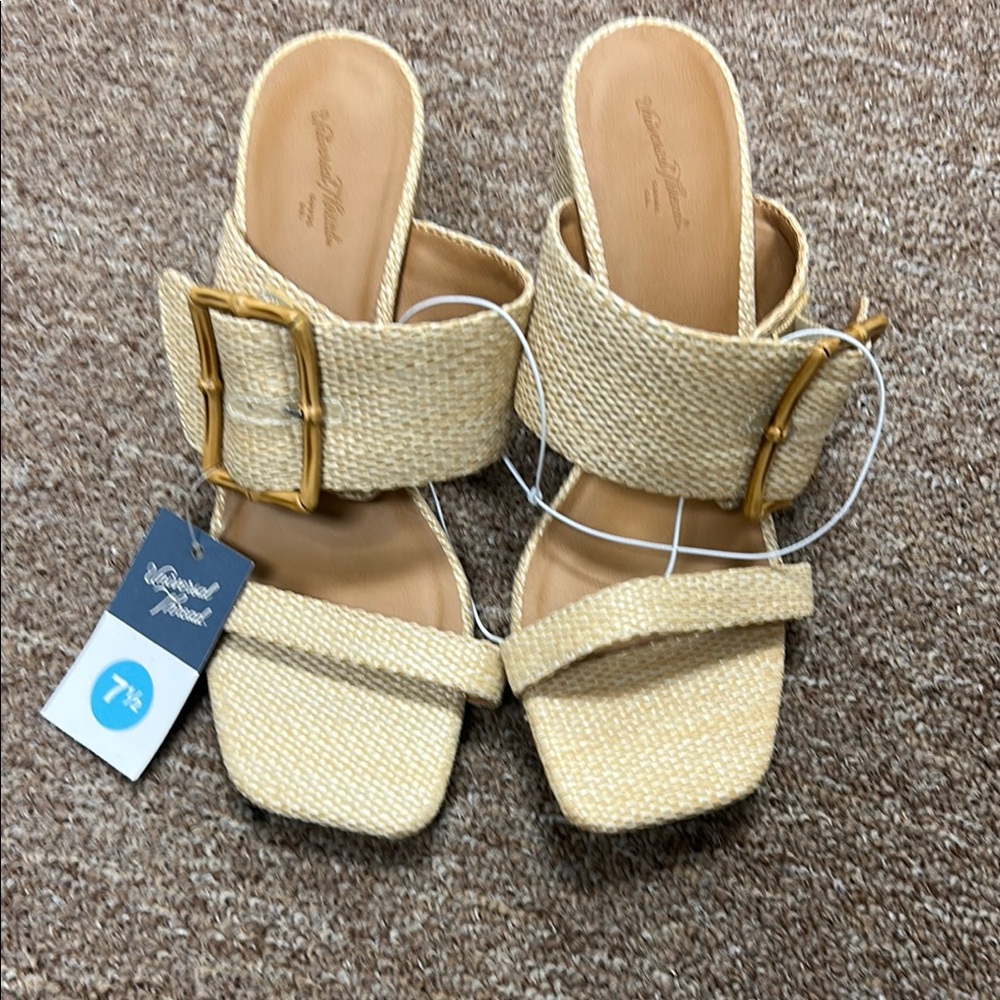 Universal Thread Cream Sandals with Elastic Panels